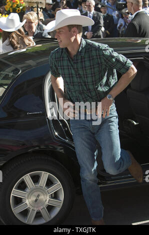 Auf der letzten Etappe ihrer Royal tour, Prinz William und Kate, der Herzog und die Herzogin von Cambridge, kommen die Calgary Stampede Parade in Calgary, Alberta, 8. Juli 2011 zu beginnen. UPI/Heinz Ruckemann Stockfoto