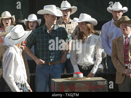 Auf der letzten Etappe ihrer Royal tour, Prinz William und Kate, der Herzog und die Herzogin von Cambridge, warten, drücken Sie die rote Taste starten der Calgary Stampede Parade in Calgary, Alberta, 8. Juli 2011. UPI/Heinz Ruckemann Stockfoto