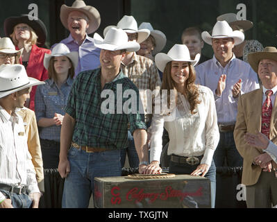 Auf der letzten Etappe ihrer Royal tour, Prinz William und Kate, der Herzog und die Herzogin von Cambridge, drücken Sie die rote Taste, um das Calgary Stampede Parade in Calgary, Alberta, 8. Juli 2011 zu beginnen. UPI/Heinz Ruckemann Stockfoto
