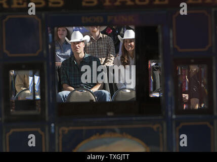 Auf der letzten Etappe ihrer Royal tour, Prinz William und Kate, der Herzog und die Herzogin von Cambridge, beobachten Sie die Calgary Stampede Parade in Calgary, Alberta, 8. Juli 2011. UPI/Heinz Ruckemann Stockfoto