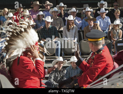 Auf der letzten Etappe ihrer Royal tour, Prinz William und Kate, der Herzog und die Herzogin von Cambridge, beobachten Sie die Calgary Stampede Parade in Calgary, Alberta, 8. Juli 2011. UPI/Heinz Ruckemann Stockfoto