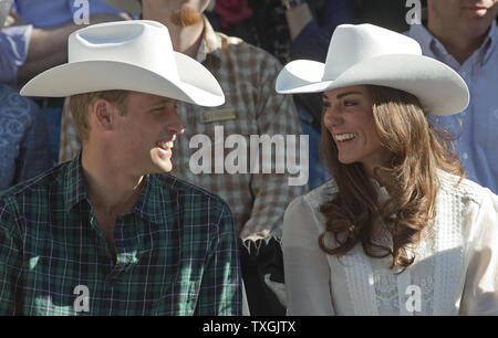 Auf der letzten Etappe ihrer Royal tour, Prinz William und Kate, der Herzog und die Herzogin von Cambridge, teilen sich ein Lachen, während sie die Calgary Stampede Parade in Calgary, Alberta, 8. Juli 2011. UPI/Heinz Ruckemann Stockfoto