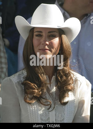 Auf der letzten Etappe ihrer Royal tour, Prinz William's Frau Kate, die Herzogin von Cambridge, Uhren der Calgary Stampede Parade in Calgary, Alberta, 8. Juli 2011. UPI/Heinz Ruckemann Stockfoto