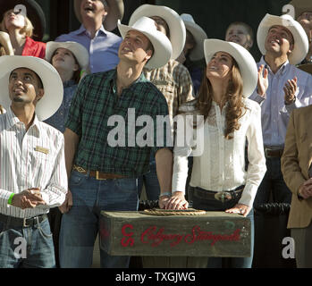 Auf der letzten Etappe ihrer Royal tour, Prinz William und Kate, der Herzog und die Herzogin von Cambridge, drücken Sie die rote Taste, um das Calgary Stampede Parade in Calgary, Alberta, 8. Juli 2011 zu beginnen. UPI/Heinz Ruckemann Stockfoto
