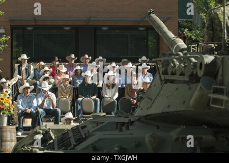 Auf der letzten Etappe ihrer Royal tour, Prinz William und seiner Frau Kate (sitzend Mitte), der Herzog und die Herzogin von Cambridge, beobachten Sie die Calgary Stampede Parade in Calgary, Alberta, 8. Juli 2011. UPI/Heinz Ruckemann Stockfoto