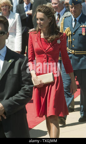 Kate geht zum Auto, als Sie und Prinz William, der Herzog und die Herzogin von Cambridge, dem offiziellen Abschiedszeremonie aus Kanada bei Rotary Challenger Park in Calgary, Alberta, 8. Juli 2011 verlassen. UPI/Heinz Ruckemann Stockfoto