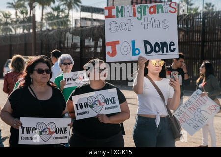 Anti-Trump Demonstranten versammeln sich in der Nähe der Grenze Zaun an der US-mexikanischen Grenze in Calexico, Kalifornien vor Präsident des Trump besuchen Sie am 5. April 2019. Präsident Trump besucht die Grenze auf einem Abschnitt der Austausch Fechten zu schauen, ein 30 Fuß Barriere. Foto von Ariana Drehsler/UPI Stockfoto