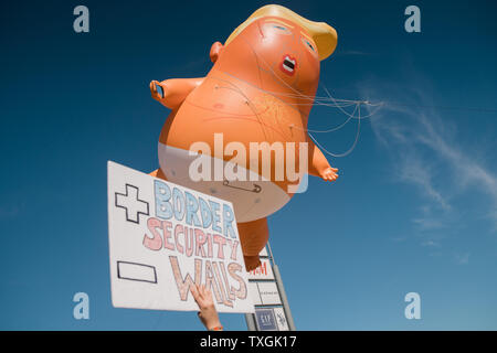 Ein Baby blimp von Präsident Trump schwebt über Demonstranten bei einer Anti-Trumpf-Rallye in Calexico, Kalifornien am 5. April 2019. Präsident Trump besucht die Grenze auf einem Abschnitt der Austausch Fechten zu schauen, ein 30 Fuß Barriere. Foto von Ariana Drehsler/UPI Stockfoto