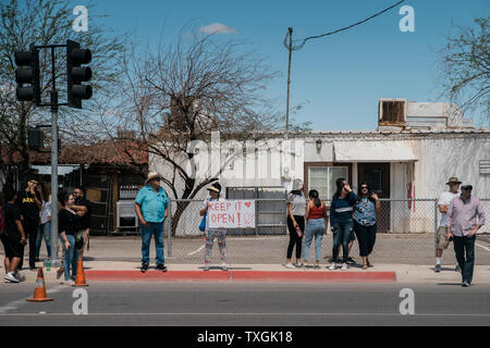 Unterstützer und anti-Trump Demonstranten versammeln, um zu sehen, wenn Sie einen Blick auf Präsident Trumpf während in Calexico, Kalifornien am 5. April 2019 fangen kann. Präsident Trump besucht einen Abschnitt der Grenze bei Austausch Fechten zu schauen, ein 30 Fuß Barriere. Foto von Ariana Drehsler/UPI Stockfoto