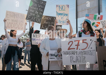 Anti-Trump Demonstranten versammeln sich in der Nähe der Grenze Zaun an der US-mexikanischen Grenze in Calexico, Kalifornien vor Präsident des Trump besuchen Sie am 5. April 2019. Präsident Trump besucht die Grenze auf einem Abschnitt der Austausch Fechten zu schauen, ein 30 Fuß Barriere. Foto von Ariana Drehsler/UPI Stockfoto