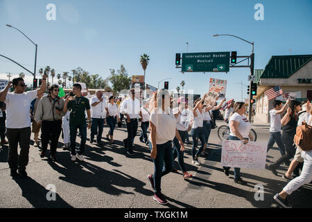 Anti-Trump Demonstranten versammeln sich in der Nähe der Grenze Zaun an der US-mexikanischen Grenze in Calexico, Kalifornien vor Präsident des Trump besuchen Sie am 5. April 2019. Präsident Trump besucht die Grenze auf einem Abschnitt der Austausch Fechten zu schauen, ein 30 Fuß Barriere. Foto von Ariana Drehsler/UPI Stockfoto