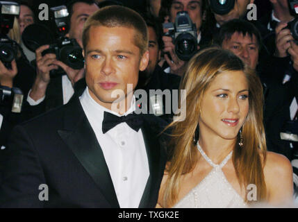 Brad Pitt und Frau Jennifer Aniston posieren für die Fotografen auf dem Roten Teppich vor dem Screening von "Troy" im Grand Theater Lumiere auf der zweiten Nacht der Filmfestival in Cannes Cannes, Frankreich am 13. Mai 2004. (UPI Foto/Christine Kauen) Stockfoto