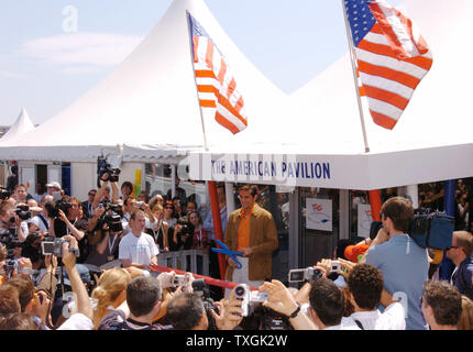 Jim Caviezel, Star von "Die Passion Christi" erhält den roten Band zu schneiden und offiziell eröffnet der Amerikanischen Pavillon 15. Mai 2004 während der Filmfestspiele von Cannes in Cannes, Frankreich. (UPI Foto/Christine Kauen) Stockfoto