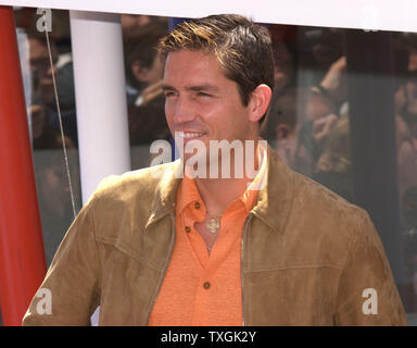 Jim Caviezel, Star von "Die Passion Christi" war an Hand der roten Band zu schneiden und offiziell eröffnet der Amerikanischen Pavillon 15. Mai 2004 während der Filmfestspiele von Cannes in Cannes, Frankreich. (UPI Foto/Christine Kauen) Stockfoto