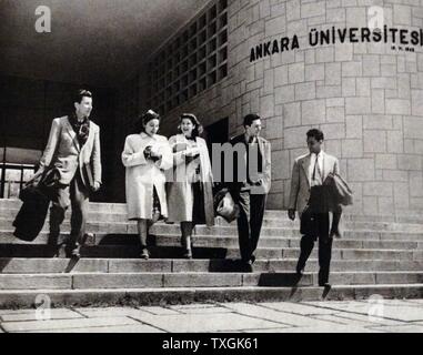 Fotoabzug des modernen Eingangs an der Universität Ankara im Jahr 1946 gegründet. Vom 20. Jahrhundert Stockfoto