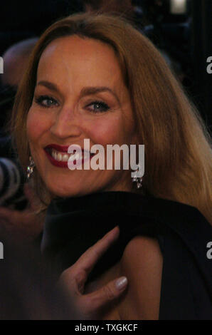 Jerry Hall posiert für die Fotografen auf dem roten Teppich vor der Galavorstellung von "Bad Santa" im Palais des Festivals 19. Mai 2004 während der Filmfestspiele von Cannes in Cannes, Frankreich. (UPI Foto/Christine Kauen) Stockfoto