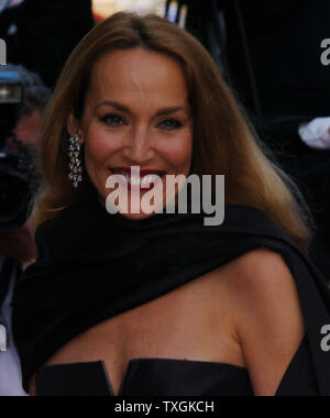 Jerry Hall posiert für die Fotografen auf dem roten Teppich vor der Galavorstellung von "Bad Santa" im Palais des Festivals 19. Mai 2004 während der Filmfestspiele von Cannes in Cannes, Frankreich. (UPI Foto/Christine Kauen) Stockfoto