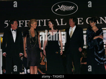 (L - R) Regisseur Stephen Hopkins, Charlize Theron, Emily Watson, Geoffrey Rush und Sonia Aquino lassen Sie den Palais des Festivals nach der Galavorstellung von "Leben und Tod von Peter Sellers' Mai 21, 2004 während des Cannes Filmfestival in Cannes, Frankreich. (UPI Foto/Christine Kauen) Stockfoto