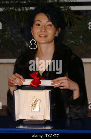 Maggie Cheung posiert für die Fotografen zu einem Fotoshooting, nachdem er den Preis für die Beste Darstellerin für ihre Leistung in "saubere" bei den Filmfestspielen von Cannes am 22. Mai 2004 in Cannes, Frankreich. (UPI Foto/Christine Kauen) Stockfoto