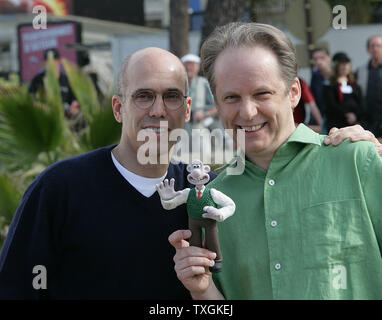 Kopf von Dreamworks Film Studios Jeffrey Katzenberg (L) und Britischen animator Nick Park die neue "Wallace und Gromit" Film auf der 58 Cannes Film Festival in Cannes am 12. Mai 2005 zu fördern. (UPI Foto/Hugo Philpott) Stockfoto