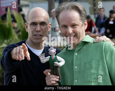 Kopf von Dreamworks Film Studios Jeffrey Katzenberg (L) und Britischen animator Nick Park die neue "Wallace und Gromit" Film auf der 58 Cannes Film Festival in Cannes am 12. Mai 2005 zu fördern. (UPI Foto/Hugo Philpott) Stockfoto