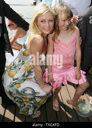 Paris Hilton und ihr Co-star Mickey mit dem Boot für das Fotoshooting ihres neuen Films "Unterpfand dieser'' auf der 58 Cannes Film Festival am Freitag, 13. April 2005. (UPI Foto/Hugo Philpott) Stockfoto