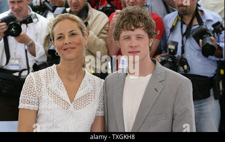 Maria Bello und Ashton Holmes erscheinen am Fotoshooting für ihren neuen Film "Die Geschichte der Gewalt" auf der 58. Filmfestspielen von Cannes am 16. April 2005. (UPI Foto/Hugo Philpott) Stockfoto