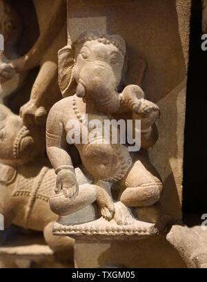 Skulptur Darstellung Harihara, Vishnu und Shiva kombiniert aus der Chandella-Dynastie. Vom 11. Jahrhundert Stockfoto