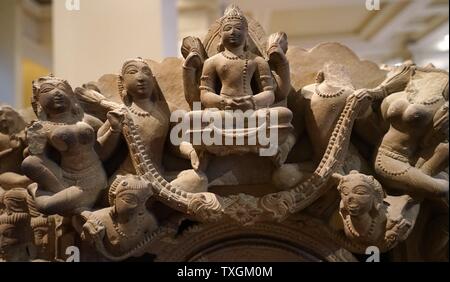 Skulptur Darstellung Harihara, Vishnu und Shiva kombiniert aus der Chandella-Dynastie. Vom 11. Jahrhundert Stockfoto