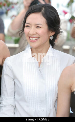 Mitglied der Jury und die chinesische Schauspielerin Zhang Ziyi stellt bei einem Fotoshooting für die Jury der 59. jährlichen Filmfestival in Cannes Cannes, Frankreich am 17. Mai 2006. (UPI Foto/David Silpa) Stockfoto