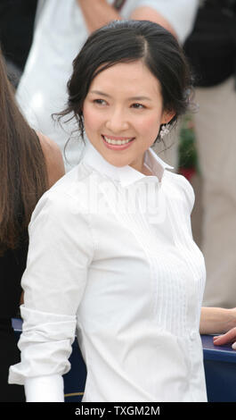 Mitglied der Jury und die chinesische Schauspielerin Zhang Ziyi stellt bei einem Fotoshooting für die Jury der 59. jährlichen Filmfestival in Cannes Cannes, Frankreich am 17. Mai 2006. (UPI Foto/David Silpa) Stockfoto