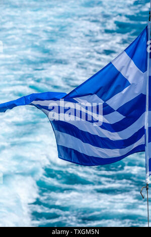 Griechische wehende Flagge auf einem Schiff während der Ägäis Überfahrt zu den Inseln der Kykladen. Stockfoto