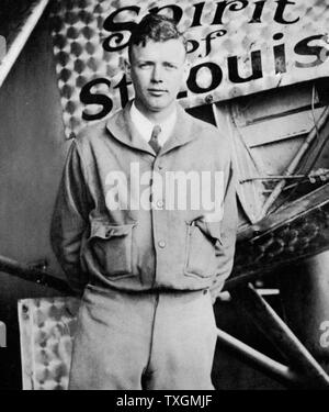Charles Lindbergh (1902-1974) in seinem fliegenden Kit an der "Geist von Saint Louis", die Ebene, in der er die erste nicht-Atlantic air crossing Stopp: 20./21. Mai 1927. In Le Bourget Airdrome, Paris landete, nach einem Flug von 33,5 Stunden. Stockfoto