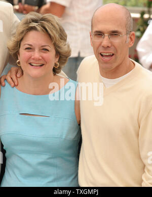 Produzent Bonnie Arnold und Dreamworks Präsident Jeffrey Katzenberg kommen an einem Foto für ihren Film "Ab durch die Hecke" auf der 59. jährlichen Filmfestival in Cannes Cannes, Frankreich am 21. Mai 2006. (UPI Foto/David Silpa) Stockfoto