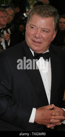Schauspieler William Shatner kommt auf den roten Teppich für ein Screening von seinen Film "Ab durch die Hecke" auf der 59. jährlichen Filmfestival in Cannes Cannes, Frankreich am 21. Mai 2006. (UPI Foto/David Silpa) Stockfoto
