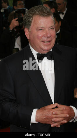 Schauspieler William Shatner kommt auf den roten Teppich für ein Screening von seinen Film "Ab durch die Hecke" auf der 59. jährlichen Filmfestival in Cannes Cannes, Frankreich am 21. Mai 2006. (UPI Foto/David Silpa) Stockfoto