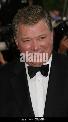 Schauspieler William Shatner kommt auf den roten Teppich für ein Screening von seinen Film "Ab durch die Hecke" auf der 59. jährlichen Filmfestival in Cannes Cannes, Frankreich am 21. Mai 2006. (UPI Foto/David Silpa) Stockfoto