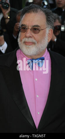 Regisseur Francis Ford Coppola kommt auf dem roten Teppich vor der Vorführung des Films 'Marie Antoinette' auf der 59. jährlichen Filmfestival in Cannes Cannes, Frankreich am 24. Mai 2006. (UPI Foto/David Silpa) Stockfoto