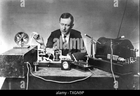 Guglielmo Marconi (1874-1937), italienischer Physiker und Erfinder. Radio Pioneer. Marconi mit typischen Apparate und Geräte, einschließlich 10-Zoll Induktionsspule spark Transmitter (rechts), Morse inker und 'Heuschrecke'-Taste in der Mitte. Foto. Stockfoto