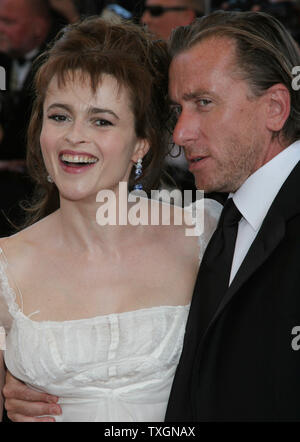 Die Mitglieder der Jury Helena Bonham Carter und Tim Roth ankommen auf dem roten Teppich vor der Vorführung des Films 'Marie Antoinette' auf der 59. jährlichen Filmfestival in Cannes Cannes, Frankreich am 24. Mai 2006. (UPI Foto/David Silpa) Stockfoto