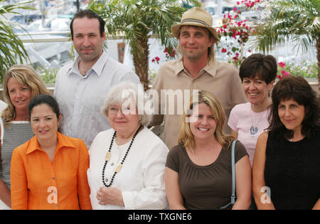 Familienmitglieder, die auf US-Flug 93 am 11. September gingen verloren, 2001 kommen an einem Foto Aufruf für den Film "United 93" auf der 59. jährlichen Filmfestival in Cannes Cannes, Frankreich am 26. Mai 2006. (UPI Foto/David Silpa) Stockfoto
