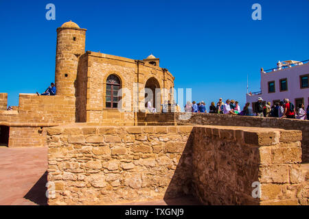 Touristen genießen Sie den Blick auf die Stadtmauer und den Atlantischen Ozean von der Stadtmauer von Essaouira, Marokko. Stockfoto