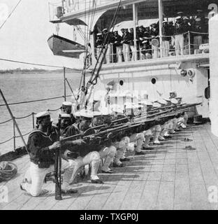 Japanische marines Bohren an Bord das Kriegsschiff 'Mikasa" 1900-1905 Stockfoto