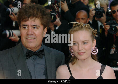 Spanische Regisseur Pedro Almodovar (L) und der kanadischen Schauspielerin Sarah Polley - Direktor am Palais des Festivals für die galavorstellung der neue Film der Brüder Coen'' kein Land für alte Männer" am 60. Filmfestival in Cannes Cannes, Frankreich am 19. Mai 2007. (UPI Foto/Christine Kauen) Stockfoto