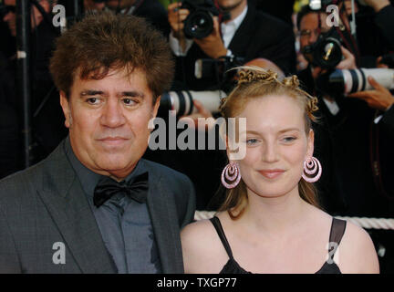 Spanische Regisseur Pedro Almodovar (L) und der kanadischen Schauspielerin Sarah Polley - Direktor am Palais des Festivals für die galavorstellung der neue Film der Brüder Coen'' kein Land für alte Männer" am 60. Filmfestival in Cannes Cannes, Frankreich am 19. Mai 2007. (UPI Foto/Christine Kauen) Stockfoto