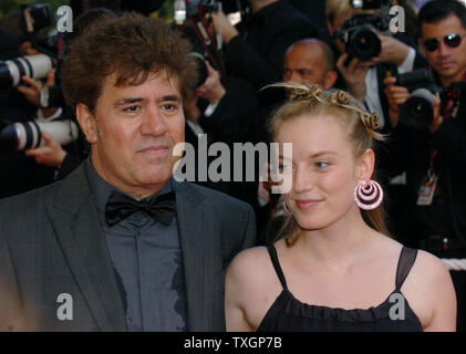 Spanische Regisseur Pedro Almodovar (L) und der kanadischen Schauspielerin Sarah Polley - Direktor am Palais des Festivals für die galavorstellung der neue Film der Brüder Coen'' kein Land für alte Männer" am 60. Filmfestival in Cannes Cannes, Frankreich am 19. Mai 2007. (UPI Foto/Christine Kauen) Stockfoto