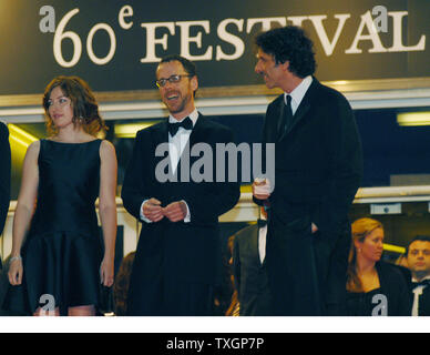 (L-R) Schauspielerin Kelly MacDonald und Regisseure Ethan und Joel Coen kommen im Palais des Festivals für die galavorstellung von ihren neuen Film "kein Land für alte Männer" am 60. Filmfestival in Cannes Cannes, Frankreich am 19. Mai 2007. (UPI Foto/Christine Kauen) Stockfoto