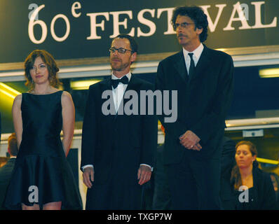 (L-R) Schauspielerin Kelly MacDonald und Regisseure Ethan und Joel Coen kommen im Palais des Festivals für die galavorstellung von ihren neuen Film "kein Land für alte Männer" am 60. Filmfestival in Cannes Cannes, Frankreich am 19. Mai 2007. (UPI Foto/Christine Kauen) Stockfoto