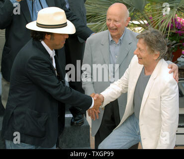 (L - R) Mexikanische Regisseur Alejandro Gonzalez Inarritu, Festivalleiter Gilles Jacobs und Polnisch-amerikanische Regisseur Roman Polanski am Fotoshooting für die 33 Direktoren Beitrag zu "chacun Son Kino Grüße' auf der Terrasse Riviera am 60. Filmfestival in Cannes Cannes, Frankreich am 20. Mai 2007. (UPI Foto/Christine Kauen) Stockfoto