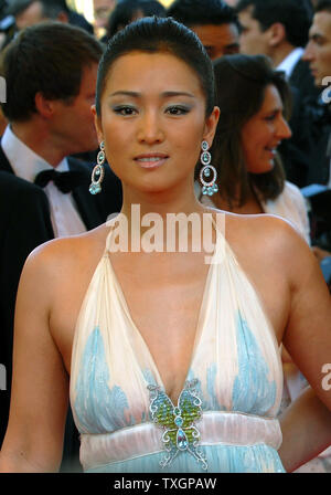 Chinesische Schauspielerin Gong Li kommt an der Palais des Festivals für die galavorstellung von "chacun Son Kino" auf der 60. Filmfestival in Cannes Cannes, Frankreich am 20. Mai 2007. (UPI Foto/Christine Kauen) Stockfoto